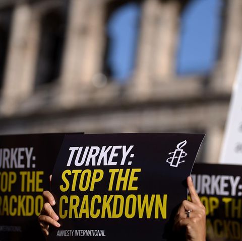 Türkei: Aktivisten von Amnesty International protestieren gegen die Verhaftung Peter Steudtners und anderer Aktivisten