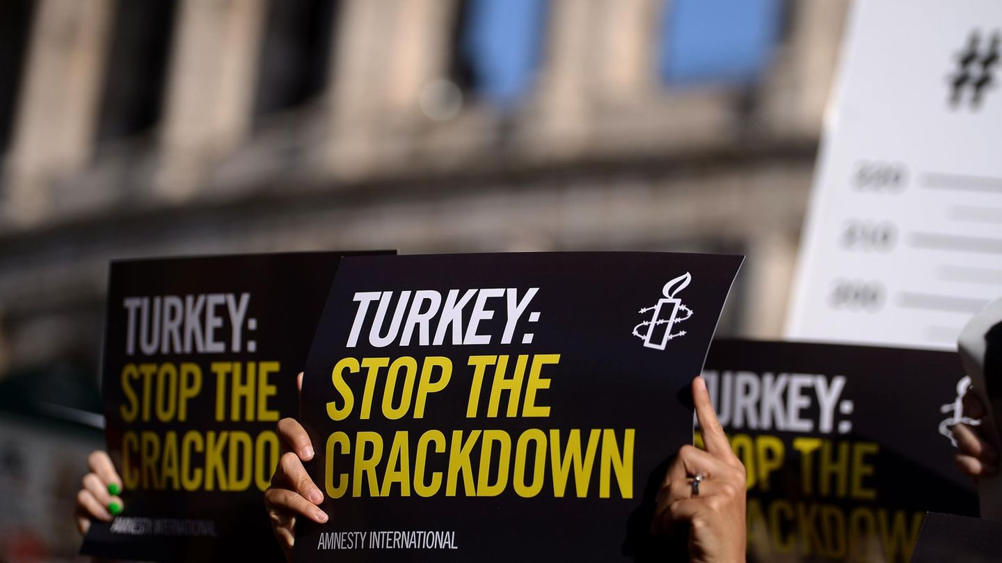 Türkei: Aktivisten von Amnesty International protestieren gegen die Verhaftung Peter Steudtners und anderer Aktivisten