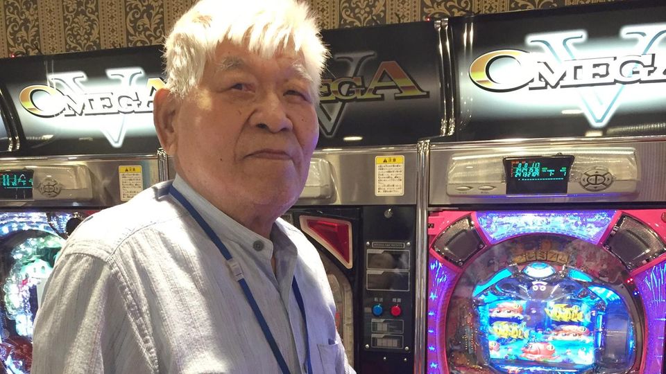 Demenz in Japan Demenz-Patient Motomichi Tomioka steht vor einem Spielautomaten in der Tagesbetreuungsstätte "Las Vegas" in Yokohama, Japan.