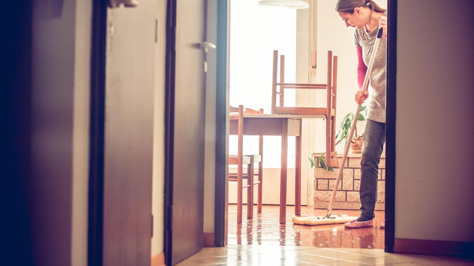 Putzfrau bei der Arbeit: So viel verdient eine Reinigungskraft Putzfrau bei der Arbeit: So viel verdient eine Reinigungskraft