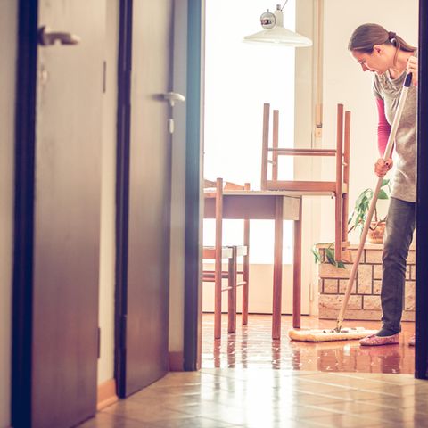 Putzfrau bei der Arbeit: So viel verdient eine Reinigungskraft