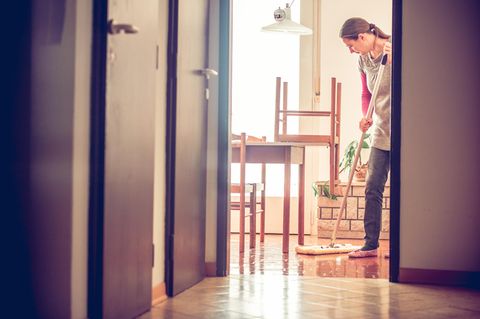 Putzfrau bei der Arbeit: So viel verdient eine Reinigungskraft