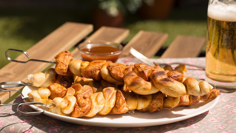 Pfiffiges Grillrezept: Grillspieß mit Huhn und Brezenteig als leckere Schaschlik-Alternative Pfiffiges Grillrezept: Grillspieß mit Huhn und Brezenteig als leckere Schaschlik-Alternative