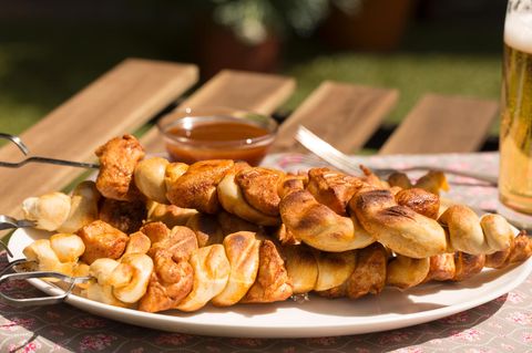 Pfiffiges Grillrezept: Grillspieß mit Huhn und Brezenteig als leckere Schaschlik-Alternative