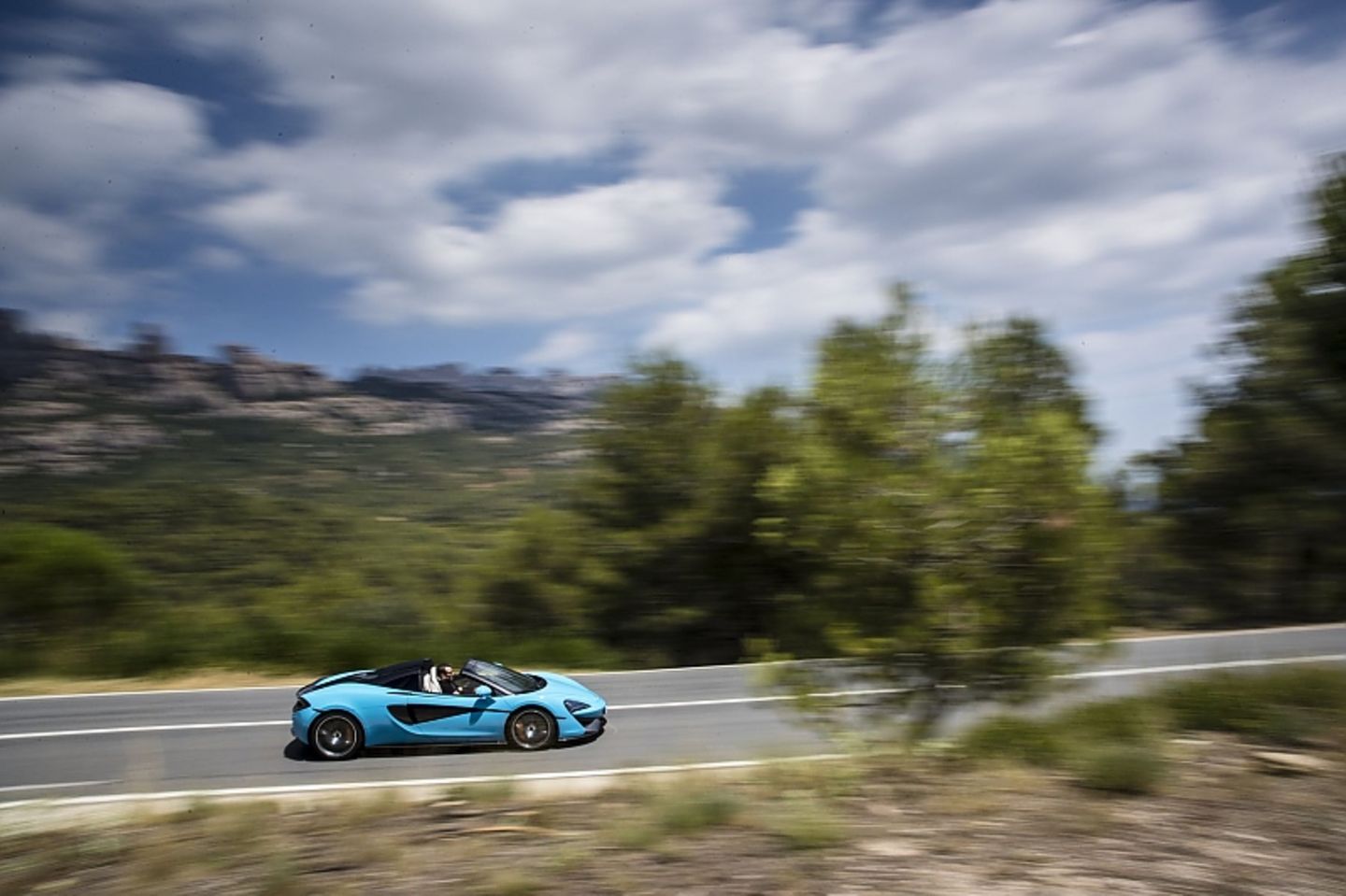 Der McLaren 570S Spider ist 4,53 Meter lang,...