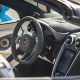 Das Cockpit des McLaren 570S Spider.