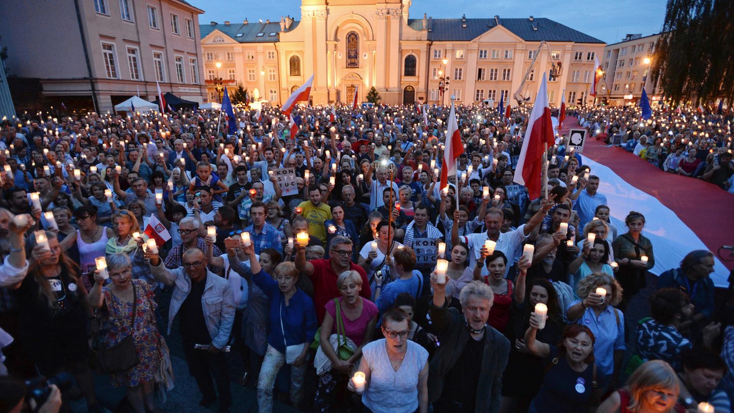 Menschen demonstrieren mit Lichtern gegen die geplante Justizreform in Polen