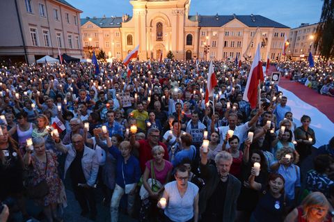 Menschen demonstrieren mit Lichtern gegen die geplante Justizreform in Polen