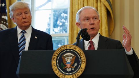 Donald Trump und Jeff Sessions bei dessen Vereidigung - Der Justizminister hat keinen Rückhalt mehr vom Präsidenten