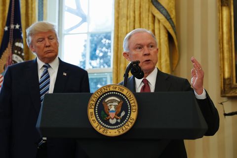 Donald Trump und Jeff Sessions bei dessen Vereidigung - Der Justizminister hat keinen Rückhalt mehr vom Präsidenten