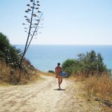 Italien: FKK-Ferienanlage Pizzo Greco in Kalabrien  Diese FKK-Anlage ist die einzige in Italien mit direkter Meerlage. Sie erstreckt sich auf einer Fläche von rund neun Hektar mit einem leicht rosafarbenen Sandstrand. Mächtige Eukalyptusbäume bieten einen natürlichen Sichtschutz. Windsurf- und Tauchschulen befinden sich in der Nähe des Campingplatzes.  Infos: Stellplatzgebühr in der Hauptsaison ab 31,60 Euro/ Nacht, Nebensaison ab 15 Euro/ Nacht, http://pizzogreco.com