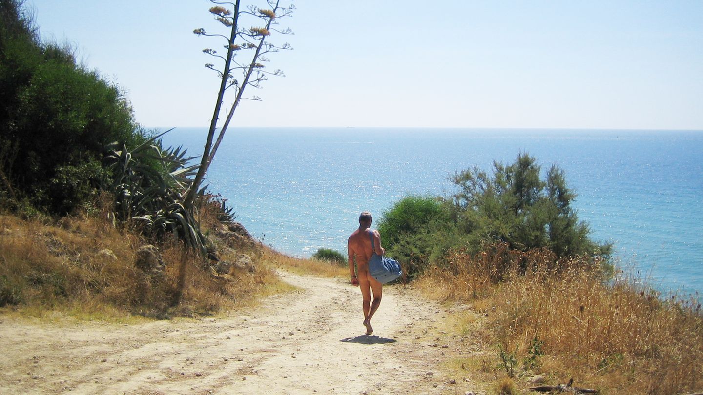 FKK-Campingplätze: Italien: FKK-Ferienanlage Pizzo Greco in Kalabrien Diese FKK-Anlage ist die einzige in Italien mit direkter Meerlage. Sie erstreckt sich auf einer Fläche von rund neun Hektar mit einem leicht rosafarbenen Sandstrand. Mächtige Eukalyptusbäume bieten einen natürlichen Sichtschutz. Windsurf- und Tauchschulen befinden sich in der Nähe des Campingplatzes. Infos: Stellplatzgebühr in der Hauptsaison ab 31,60 Euro/ Nacht, Nebensaison ab 15 Euro/ Nacht, http://pizzogreco.com Italien: FKK-Ferienanlage Pizzo Greco in Kalabrien Diese FKK-Anlage ist die einzige in Italien mit direkter Meerlage. Sie erstreckt sich auf einer Fläche von rund neun Hektar mit einem leicht rosafarbenen Sandstrand. Mächtige Eukalyptusbäume bieten einen natürlichen Sichtschutz. Windsurf- und Tauchschulen befinden sich in der Nähe des Campingplatzes. Infos: Stellplatzgebühr in der Hauptsaison ab 31,60 Euro/ Nacht, Nebensaison ab 15 Euro/ Nacht, http://pizzogreco.com