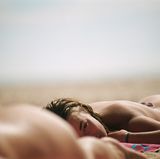 Frankreich: FKK-Feriendorf Euronat in Aquitaine  Die Anlage bietet direkten Zugang zu zwei bewachten Stränden der Atlantikküste. Zudem bietet ein auf 335 Hektar ausgedehnter Kiefernwald natürlichen Sicht- und Sonnenschutz. Highlights des Freizeitangebots sind Töpfern, Zumba und Qi-Gong-Kurse sowie die beheizten FKK-Frei- und Hallenbäder mit einem Thalasso- und Wellnessbereich.  Infos: Stellplatzgebühr in der Hauptsaison ab 239 Euro /Woche (inkl. Strom, Wasser), Nebensaison ab 126 Euro /Woche (inkl. Strom, Wasser), www.euronat.fr