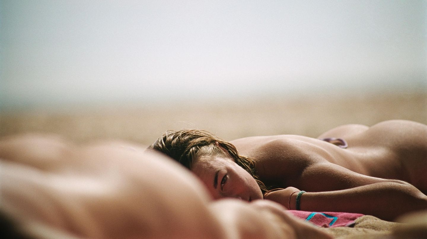 Frankreich: FKK-Feriendorf Euronat in Aquitaine  Die Anlage bietet direkten Zugang zu zwei bewachten Stränden der Atlantikküste. Zudem bietet ein auf 335 Hektar ausgedehnter Kiefernwald natürlichen Sicht- und Sonnenschutz. Highlights des Freizeitangebots sind Töpfern, Zumba und Qi-Gong-Kurse sowie die beheizten FKK-Frei- und Hallenbäder mit einem Thalasso- und Wellnessbereich.  Infos: Stellplatzgebühr in der Hauptsaison ab 239 Euro /Woche (inkl. Strom, Wasser), Nebensaison ab 126 Euro /Woche (inkl. Strom, Wasser), www.euronat.fr