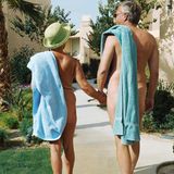 Spanien: El Templo del Sol an der Costa Daurada,   Diese Anlage im spanisch-maurischen Stil bietet Stellplätze für Reisemobile mit Blick auf den weitläufigen FKK-Strand. Eine kaskadenförmig angelegte Poolanlage von über 1000 Quadratmetern hat eine eigene Ebene für Kinder sowie einen großen Whirlpool unter einer orientalischen Kuppel. Auch Tanzabende und Spanisch-Kurse werden angeboten. In der Nähe befinden sich die Stadt Tarragona mit ihrem historischen Stadtkern und der Themenpark Port Aventura.  Infos: Die Stellplatzgebühr variiert nach Lage, in Hauptsaison ab 28 Euro/Nacht, Nebensaison ab 21 Euro/Nacht, www.eltemplodelsol.com