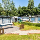 Deutschland: Ferienpark der Naturisten im Dreiländereck   Deutschlands größter privater Park für Freikörperkultur befindet sich im Dreiländereck an der Grenze zu Frankreich und der Schweiz - mit Naturbadesee, Sandstrand und Wellnessangeboten. Ein Minizoo, Wasserspielplatz sowie ein Kinderclub in den Ferienzeiten halten die Kleinen bei Laune.  Infos: Stellplatzgebühr in der Hauptsaison ab 36 Euro /Nacht (inkl. Strom, Wasser), Nebensaison ab 34 Euro/Nacht (inkl. Strom, Wasser), www.dle-naturisten.de