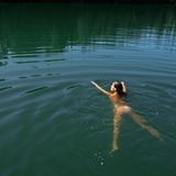 Österreich: Camping im FKK-Erholungszentrum Tigringer See in Kärnten  Der Wohnmobil-Campingplatz liegt direkt an einem privaten See in einer reizvollen Landschaft nördlich des bekannten Wörthersees. Es gibt diverse Freizeitbeschäftigungen von Lagerfeuer über Armbrustschießen bis hin zu Tischtennis- und Volleyball-Turnieren. Die Umgebung eignet sich zum Wandern, Angeln oder Pilze sammeln.  Infos: Stellplatzgebühr ab 15 Euro/Tag (inkl. Strom, Wasser), Aufenthaltsgebühr pro Person 7 Euro/Tag, www.tigring.at