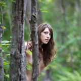 Niederlande: Naturistenpark Flevo Natuur in Zeewolde  Mitten in der wasser- und waldreichen Umgebung des Hulksteiner Waldes, dem größten Laubbaumwald in den Niederlanden, liegt diese Anlage. Gut geschützt vor neugierigen Blicken bietet der Campingplatz zahlreiche Annehmlichkeiten: Badeseen, ein Hallenbad sowie eine Sauna erwarten FKK-Anhänger in Zeewolde. Der ein Kilometer lange FKK-Strand "Laakse" befindet sich nur wenige Fahrradminuten vom Campingplatz entfernt.  Infos: Stellplatzgebühr ab 25,80 Euro (inkl. Strom und Wasser), www.flevonatuur.nl