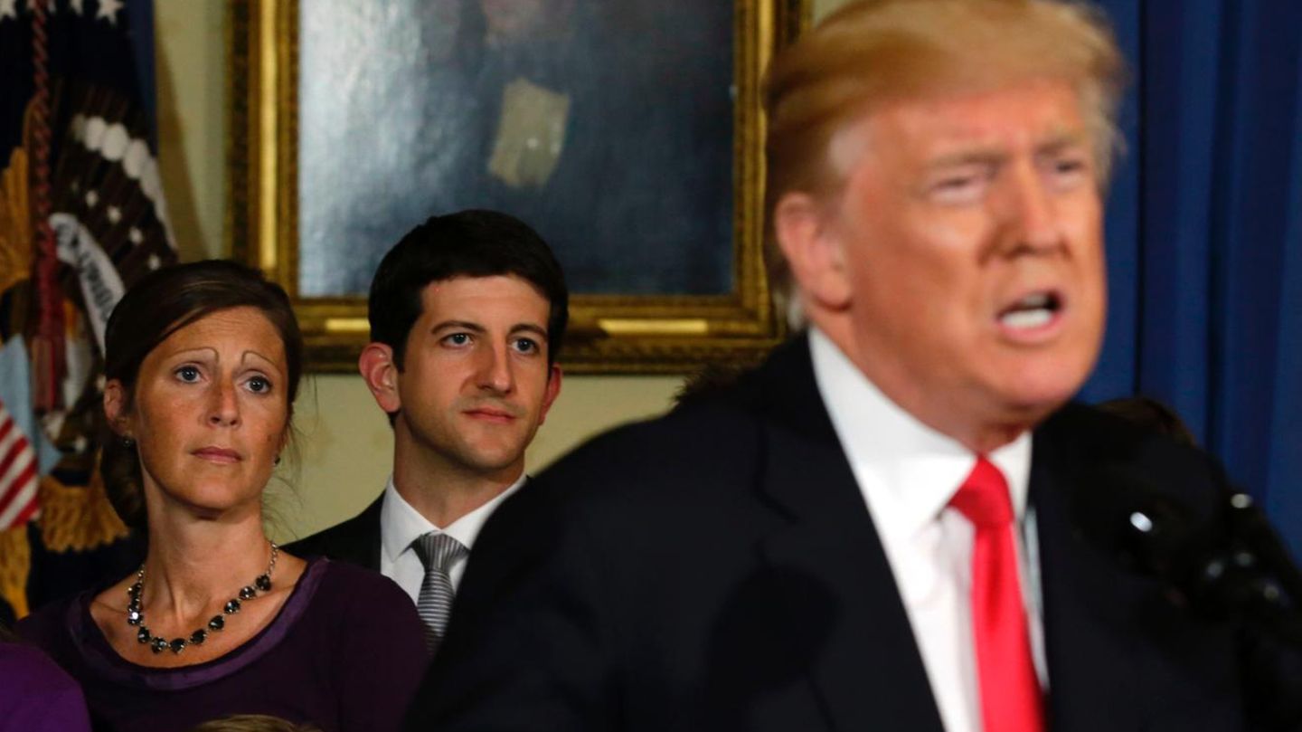 Donald Trump spricht, aber die Frau hinter ihm zieht alle Blicke auf sich