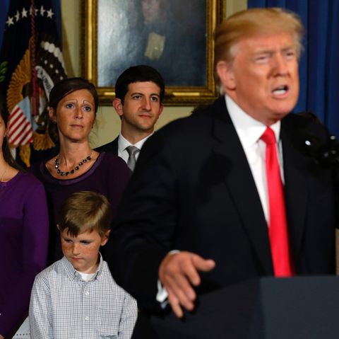 Donald Trump spricht, aber die Frau hinter ihm zieht alle Blicke auf sich