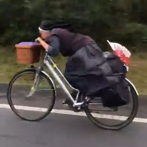 "Wie Christopher Froome": Rasende Nonne wird zum viralen Hit auf Facebook