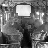 Kino über den Wolken: Schon vor dem Zweiten Weltkrieg wurden Filme an Bord gezeigt. Unklar sind das Jahr und in welchem Flugzeugtyp einer deutschen Airline das Inflight Entertainment begann.