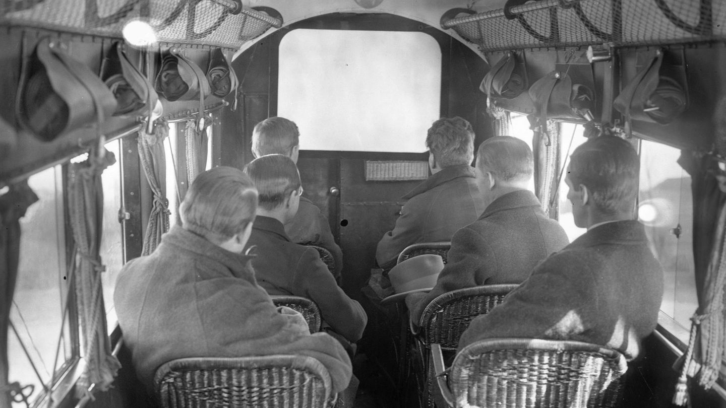 Kino über den Wolken: Schon vor dem Zweiten Weltkrieg wurden Filme an Bord gezeigt. Unklar sind das Jahr und in welchem Flugzeugtyp einer deutschen Airline das Inflight Entertainment begann.