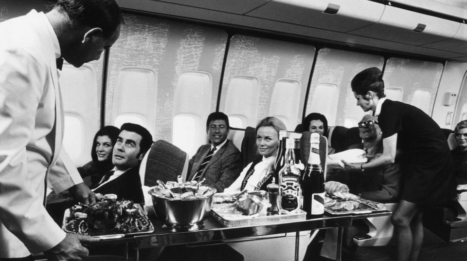Kein Essen im Plastikschälchen oder ein Snack gegen Bargeld: Im vorderen Teil der Boeing 747 wird jeder Gang des Bordmenüs nach den Wünschen des Passagiers individuell zusammengestellt.