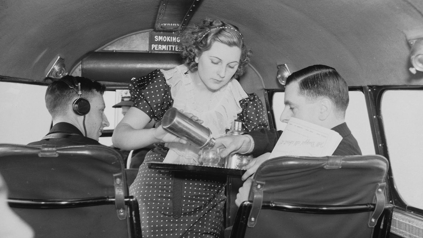 Auch ein Foto aus alten Tagen: Diese Flugbegleiterin serviert der Cockpit Crew einen Drink, als sie von Croydon, das südlich von London liegt, nach Paris fliegen.