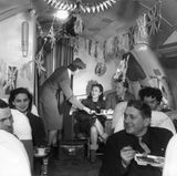 An Bord eines Pan-Am-Fluges kurz vor Weihnachten 1946 auf der Transatlantikstrecke.