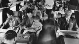 Lunch-Service im Jahre 1960 an Bord einer Vickers Viscount der BEA. Als erstes Verkehrsflugzeug mit Turboprop-Antrieb war es wegen der ruhigen Flugeigenschaften bei Passagieren besonders beliebt.