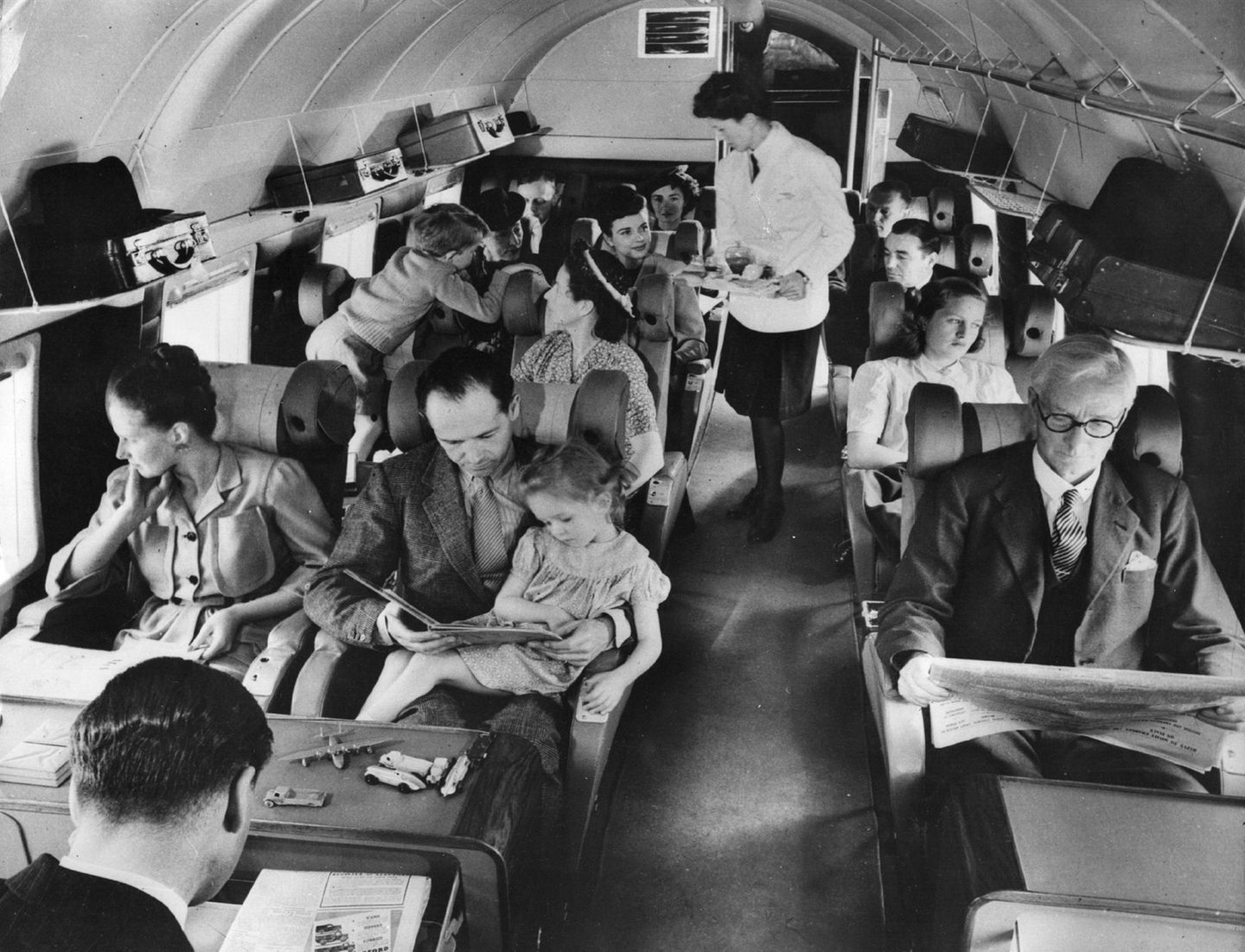 Lunch-Service im Jahre 1960 an Bord einer Vickers Viscount der BEA. Als erstes Verkehrsflugzeug mit Turboprop-Antrieb war es wegen der ruhigen Flugeigenschaften bei Passagieren besonders beliebt.