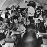 Lunch-Service im Jahre 1960 an Bord einer Vickers Viscount der BEA. Als erstes Verkehrsflugzeug mit Turboprop-Antrieb war es wegen der ruhigen Flugeigenschaften bei Passagieren besonders beliebt.