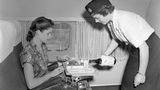 Darf es noch ein Schlückchen mehr sein? Kabinenservice der BOAC auf einem Flug von London nach Johannesburg in den frühen 50er Jahren.