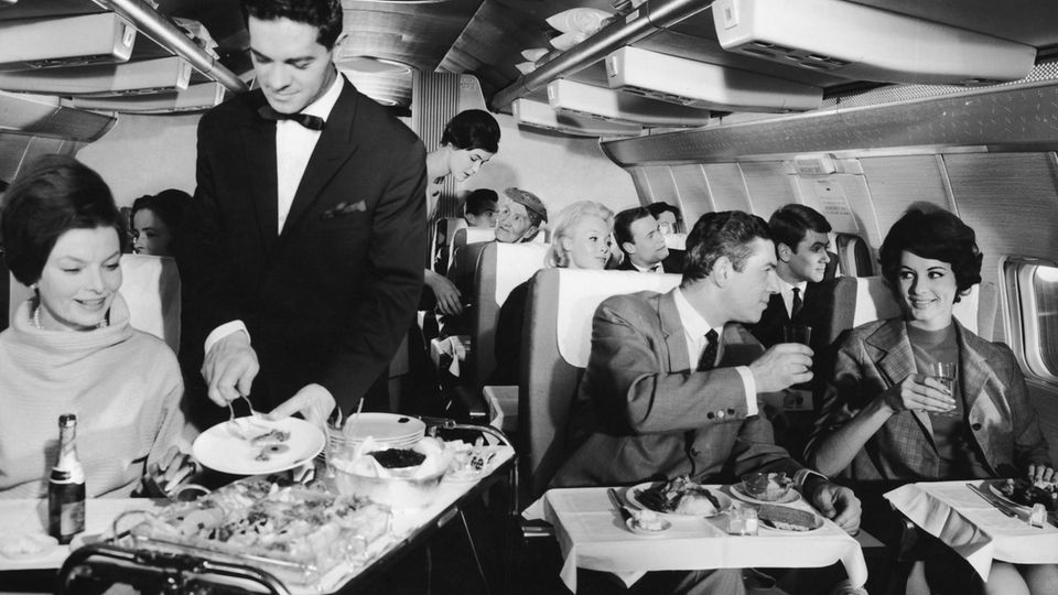 Jahrzehnte später: So bequem flog es sich 1967 auf Langstrecke in einer Boeing 707 der Lufthansa mit 2-2er-Bestuhlung in der First Class.