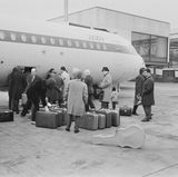Das Bodenpersonal streikte im März 1970 in London: Die Passagiere diese BEA-Fluges müssen ihr Gepäck selbst ausladen - heute aus Sicherheitsgründen kaum vorstellbar. BEA steht für British European Airways, dem anderen Vorläufer von British Airways.