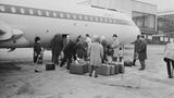 Das Bodenpersonal streikte im März 1970 in London: Die Passagiere diese BEA-Fluges müssen ihr Gepäck selbst ausladen - heute aus Sicherheitsgründen kaum vorstellbar. BEA steht für British European Airways, dem anderen Vorläufer von British Airways.