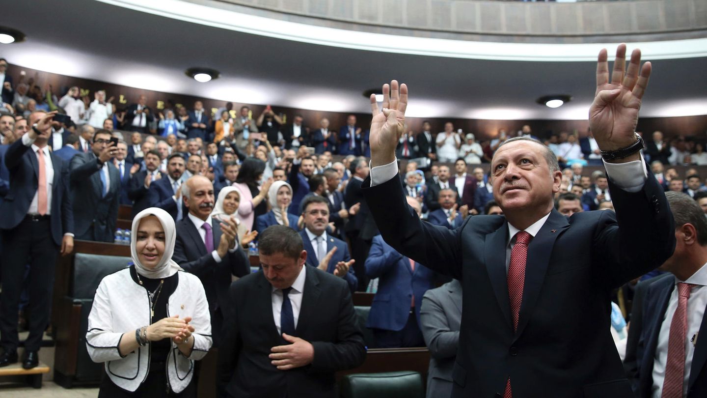 Türkei: Recep Tayyip Erdogan begrüßt Anhänger im Parlament