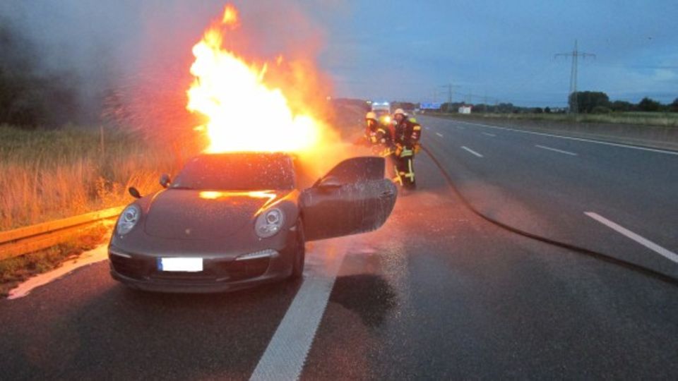 Nachrichten Deutschland - brennender Porsche