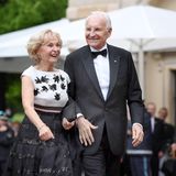 Verzichteten ebenfalls auf Schirm: Karin und Edmund Stoiber. Der Ex-Ministerpräsident von Bayern kommt gerne jedes Jahr nach Bayreuth.