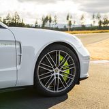 Porsche Panamera Turbo S E-Hybrid - die Bremssättel sind gelbgrün lackiert