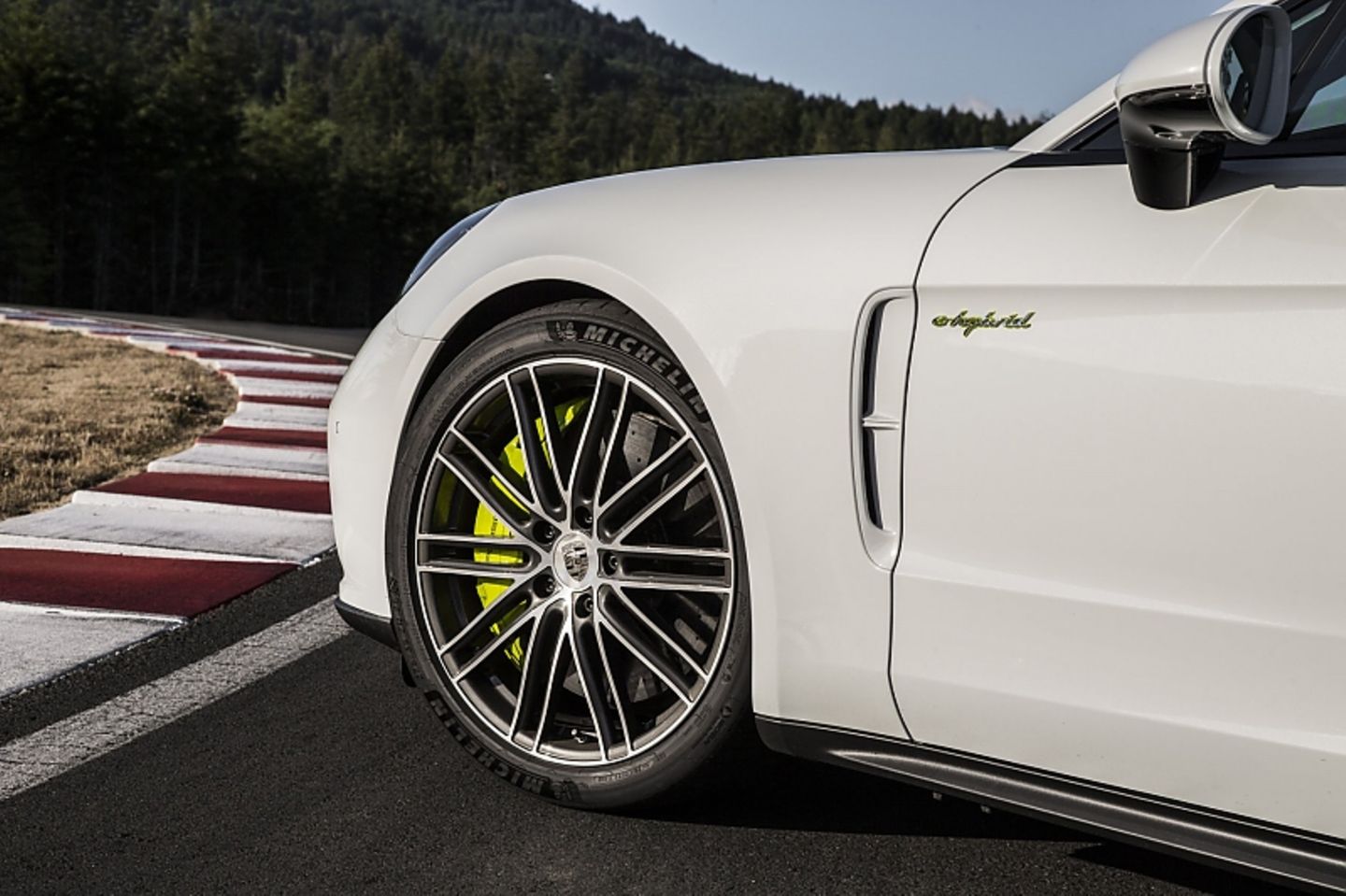 Porsche Panamera Turbo S E-Hybrid - markige Hybrid-Schriftzüge am Fahrzeug