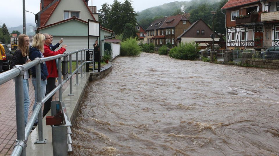 Regen in Deutschland: Überall steigen die Pegel - Überflutungen drohen Regen in Deutschland: Überall steigen die Pegel - Hier Schaulustige in Werningerode im Harz