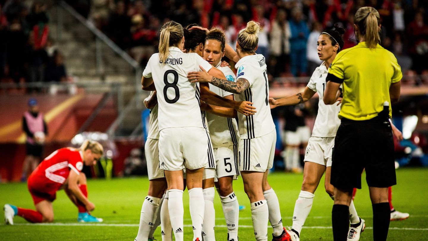 Die deutsche Auswahl des Frauenfußballs jubelt über das 2:0 gegen Russland