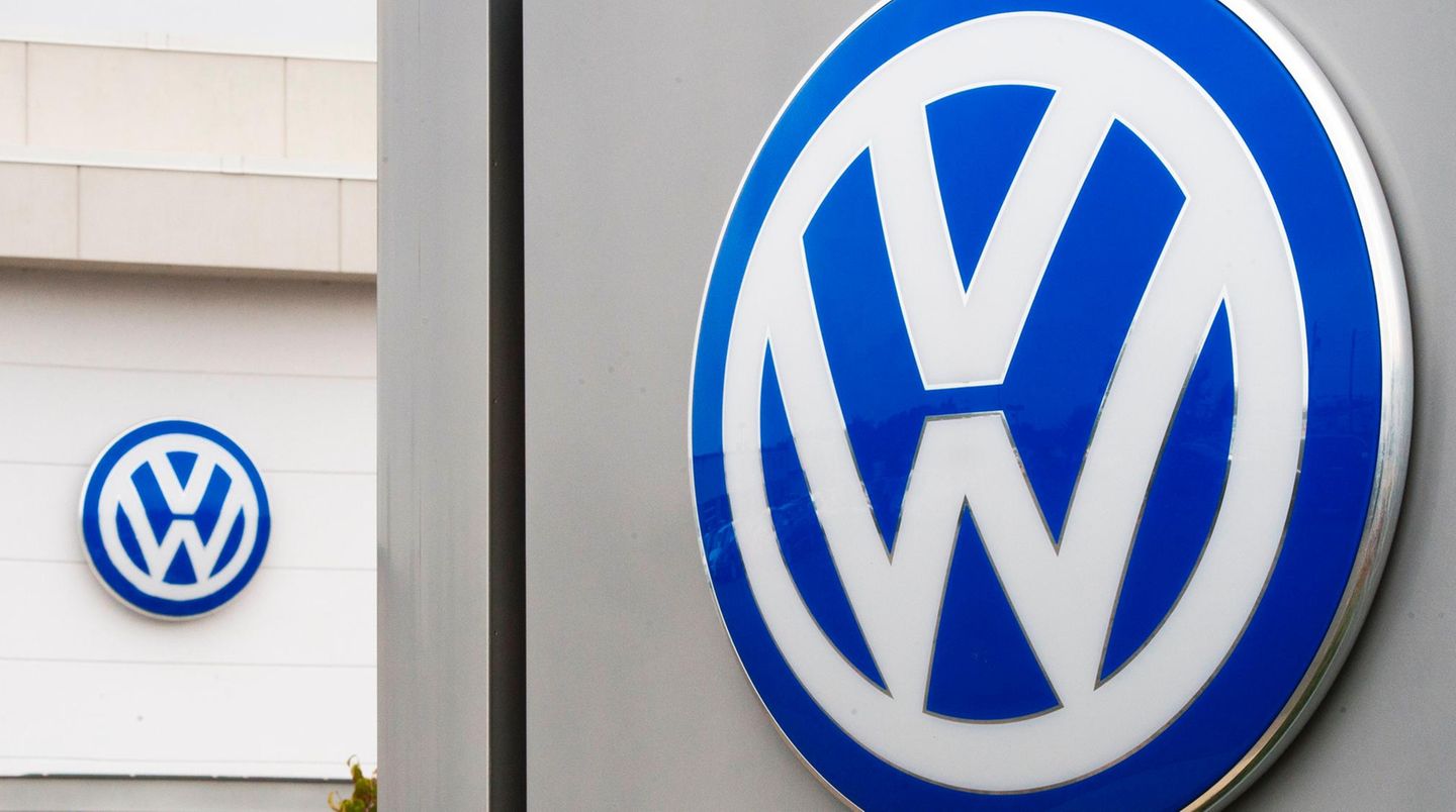 VW-Logos an einem Autohaus im US-Bundesstaat Virginia