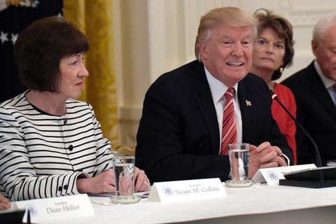 Die Senatorin Susan Collins an der Seite von Donald Trump