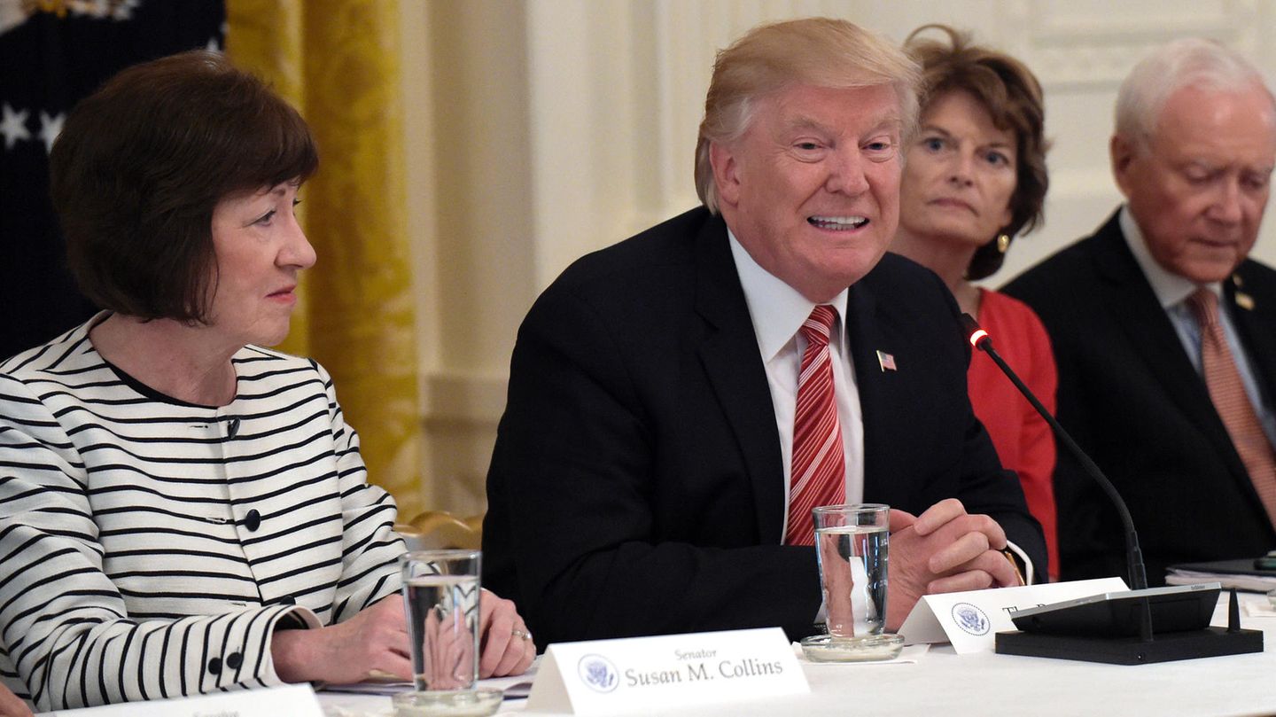 Die Senatorin Susan Collins an der Seite von Donald Trump