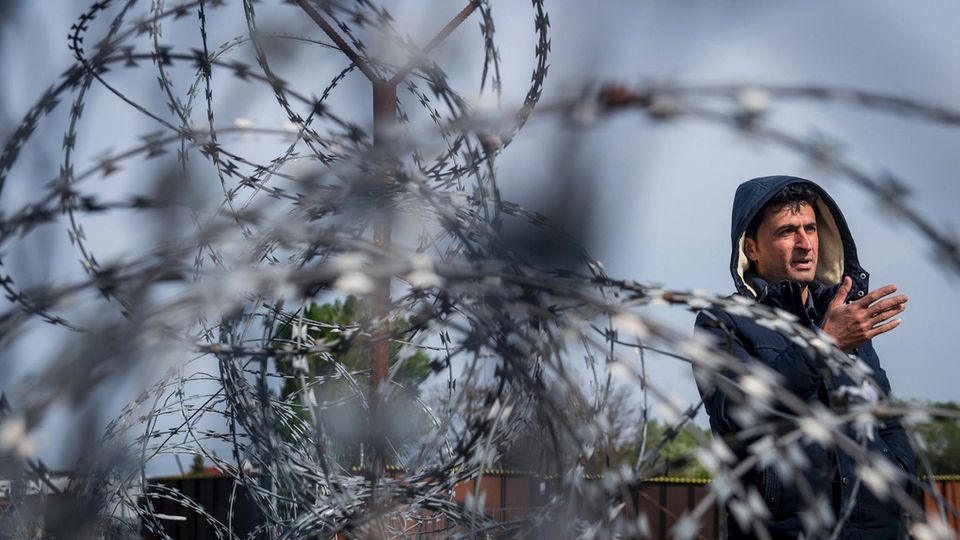 Ein Flüchtling steht an der Grenze zu Ungarn