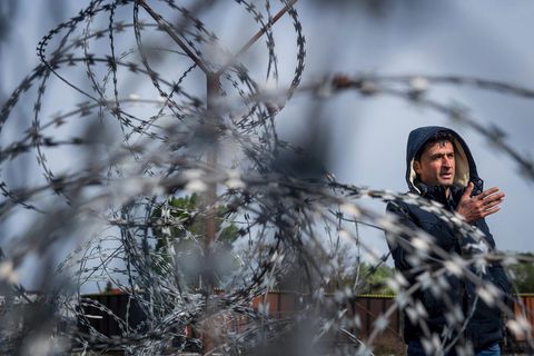 Ein Flüchtling steht an der Grenze zu Ungarn