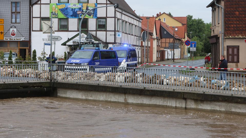 Nachrichten Deutschland Holtemme Helfer des Technischen Hilfswerks sind in Derenburg (Sachsen-Anhalt) am Fluss Holtemme im Einsatz